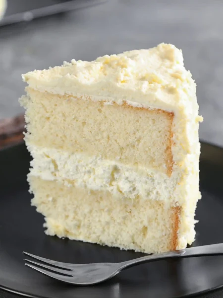 Classic-Vanilla-Cake-with-cream-filling
